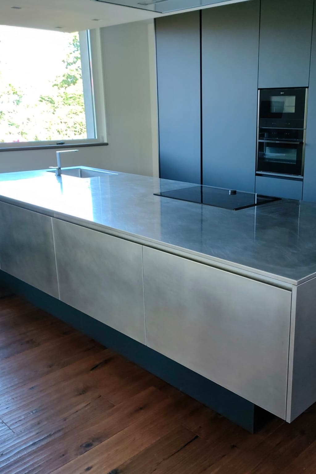 Cucina monolitica in acciaio e Fenix nero — Bergamo