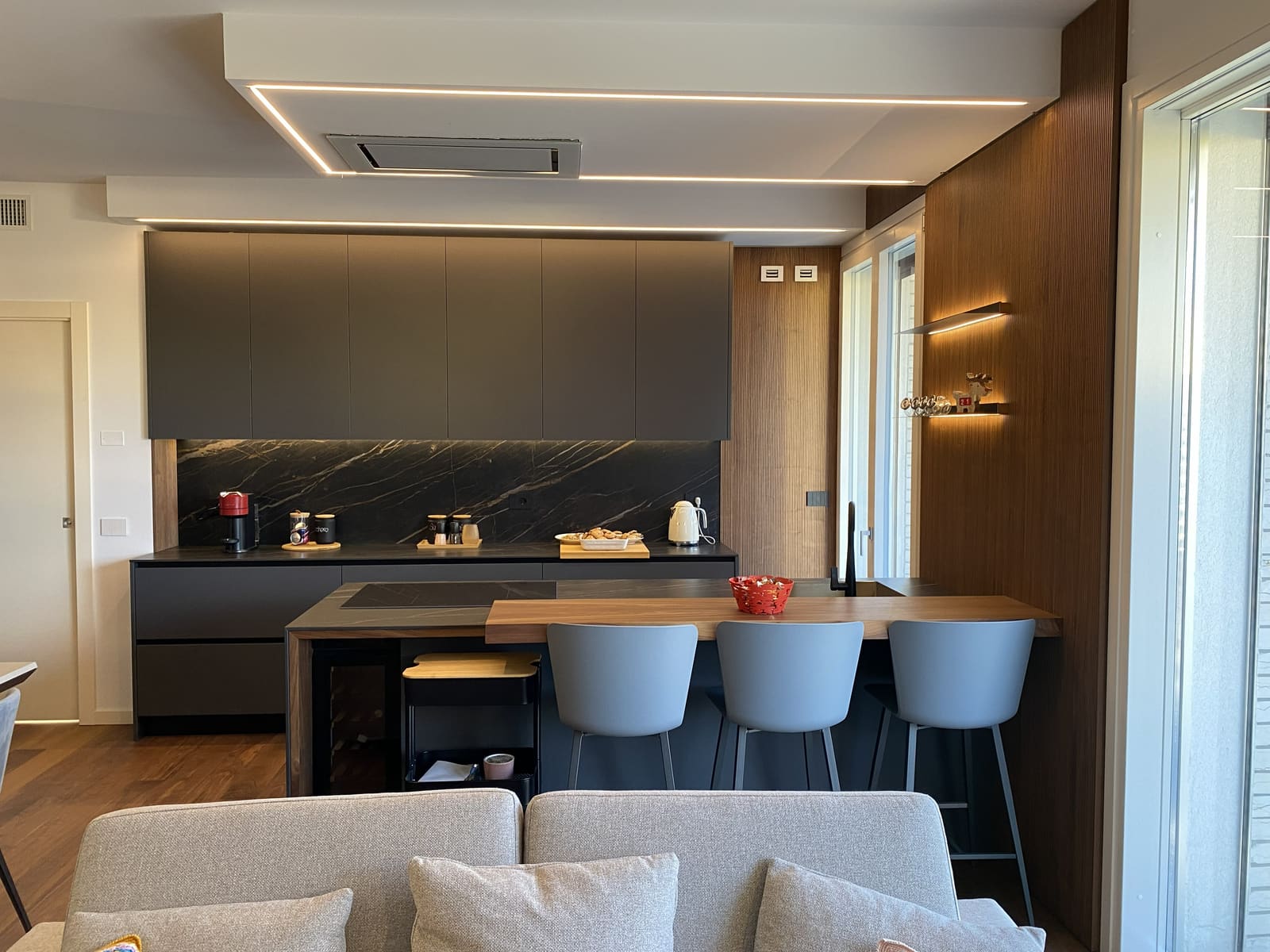 Cucina contemporanea in Fenix e Noce Canaletto — Milano
