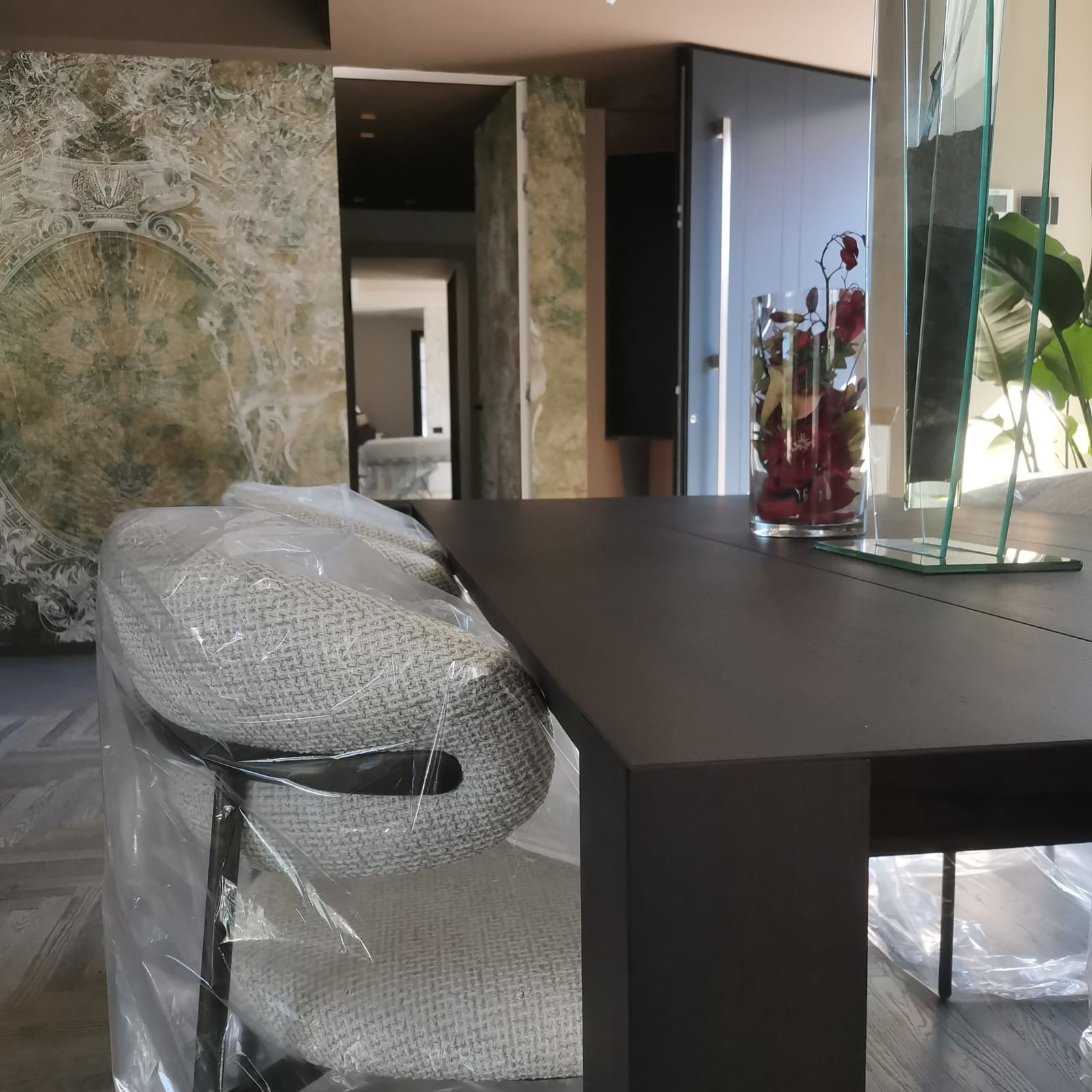 Tavolo scultoreo in rovere termotrattato — Milano